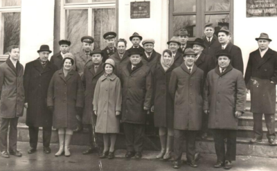 Смирнов Михаил Алексеевич, в центре (шестой слева в первом ряду)