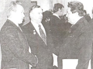 Шарапов Михаил Никандрович (в центре)