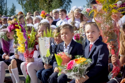 Море улыбок, солнца, цветов и бантов – таким был День знаний в Лихославльском районе