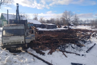 В Микшинском сельском поселении начались работы по сносу заброшенных ветхих домов