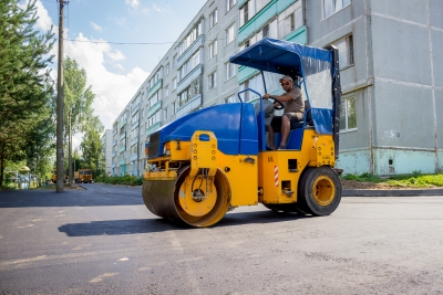 В Лихославле идет ремонт дворовой территории многоквартирного дома на улице Школьной