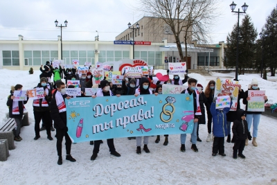 Лихославльская молодежь организовала праздничное шествие «Дорогая, ты права»