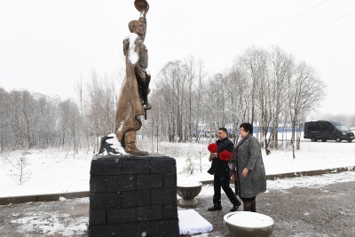 Губернатор Игорь Руденя в Лихославле возложил цветы к Памятнику неизвестному солдату и Обелиску Победы