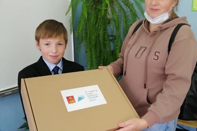 В школах Лихославльского муниципального округа продолжается выдача комплектов школьной формы для многодетных семей