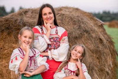 Семья из Лихославля принимает участие в Международном фотоконкурсе «Мама и дети в национальных костюмах»