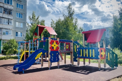 В Лихославле установлена новая детская площадка