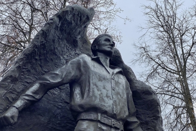 В Лихославле открылся памятник уроженцу города — русскому писателю-сатирику, автору романсов Михаилу Козыреву