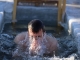 Соблюдайте правила безопасности при купании в проруби в Крещение